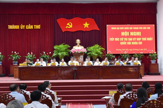Trưởng Ban Tổ chức Trung ương Nguyễn Duy Ngọc tiếp xúc cử tri tại Cần Thơ