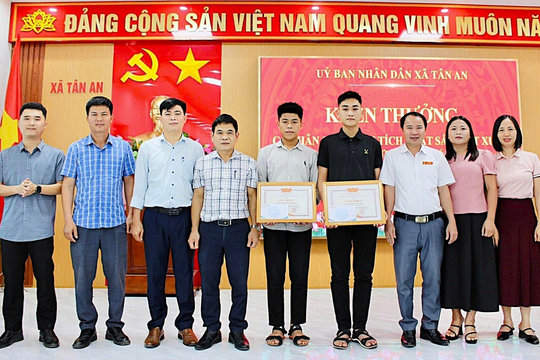 Khen thưởng 2 nam sinh dũng cảm cứu nữ sinh nhảy cầu ở Nghệ An