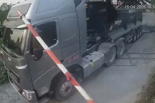 Quảng Trị xử lý tài xế ô tô đầu kéo liều lĩnh vượt rào chắn đường sắt khi đèn đỏ