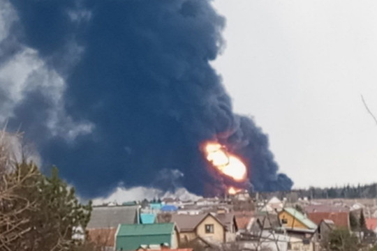 Ukraine đánh sâu vào lãnh thổ Nga, một cơ sở dầu bốc cháy