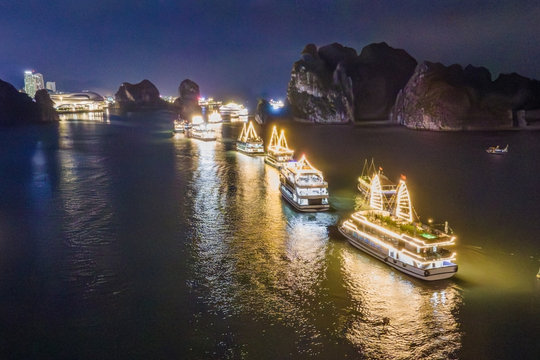 Hơn 70 tàu du lịch trình diễn “sóng hội ánh sáng” trên vịnh Hạ Long