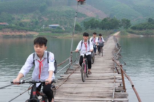 Cầu phao chênh vênh giữa hồ Bắc Ninh, học sinh liều mình đến lớp mỗi ngày
