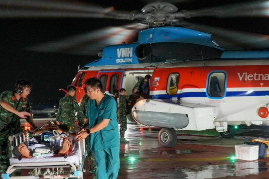 Trực thăng bay xuyên đêm đưa 2 bệnh nhân nguy kịch từ Trường Sa vào đất liền