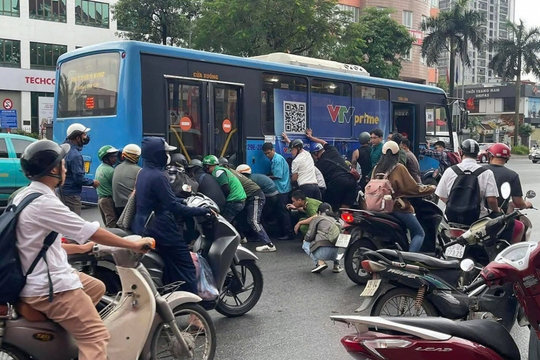 Vụ hàng chục người nâng xe buýt cứu cô gái ở Hà Nội: Sức khoẻ nạn nhân giờ ra sao?