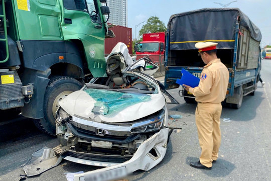 Hiện trường vụ tai nạn liên hoàn giữa nhiều ô tô trên Vành đai 3, Hà Nội