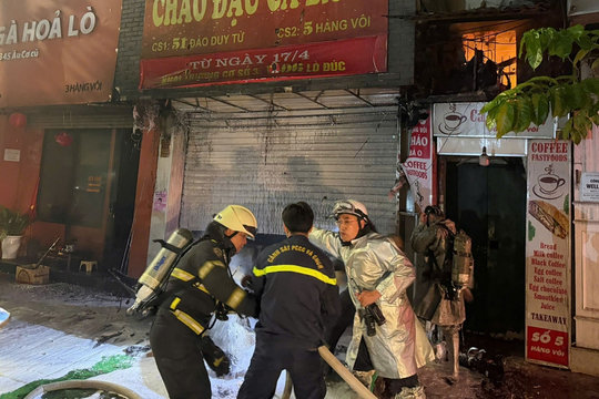 Giải cứu 4 người mắc kẹt trong vụ cháy cửa hàng cháo lúc nửa đêm ở phố cổ Hà Nội