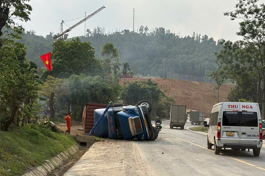 Phú Thọ: Xe tải lật nghiêng trên quốc lộ 6 sau khi đâm nát dải phân cách