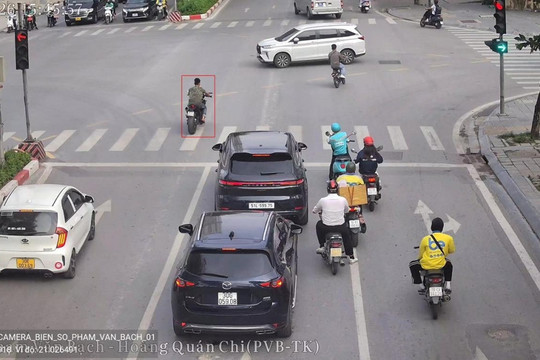Camera AI phát hiện hàng loạt xe vượt đèn đỏ, không đội mũ bảo hiểm ở Hà Nội