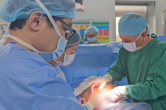 Thai nhi mắc tim bẩm sinh, cặp đôi New Zealand sang Việt Nam chữa trị