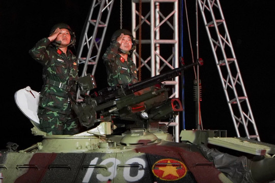 Xe tăng T-54B xuất hiện trong đêm nhạc 20.000 khán giả tại Mỹ Đình