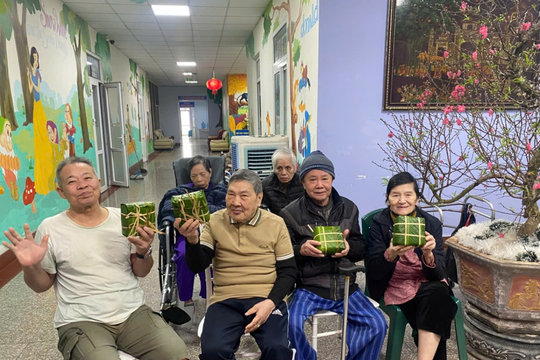 Dân số già hóa nhanh, y tế Việt Nam đứng trước áp lực chăm sóc người cao tuổi