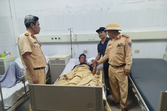 Chìm tàu cá, 4 ngư dân trôi dạt nhiều giờ trên vùng biển gần đặc khu Cô Tô