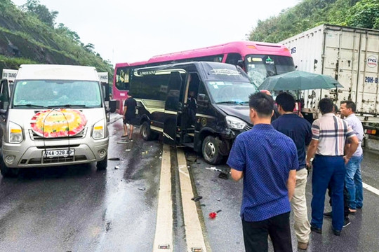4 ô tô tông liên hoàn trên cao tốc Nội Bài - Lào Cai