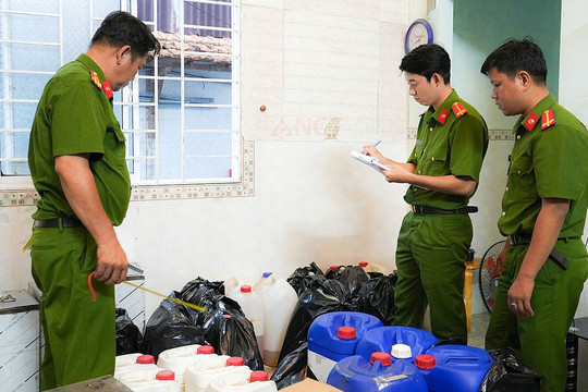 Buôn bán nước hoa giả nhãn hiệu nổi tiếng, cặp vợ chồng bị khởi tố