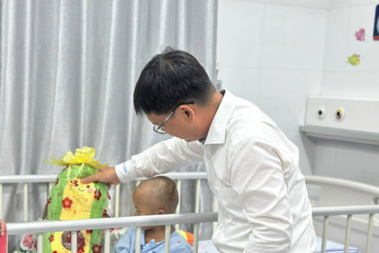 Bé trai bị bạo hành nhận giấy khai sinh ngay tại bệnh viện