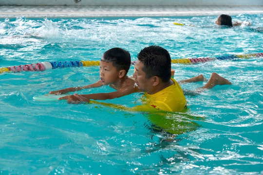 Dạy bơi trong nhà trường giúp phòng, chống đuối nước cho học sinh