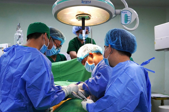 Cứu sống bệnh nhân bị đinh kim loại xuyên thành bụng ở Cần Thơ