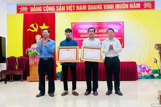Thủ tướng Chính phủ tặng Bằng khen hai cha con cứu người trên sông Gianh