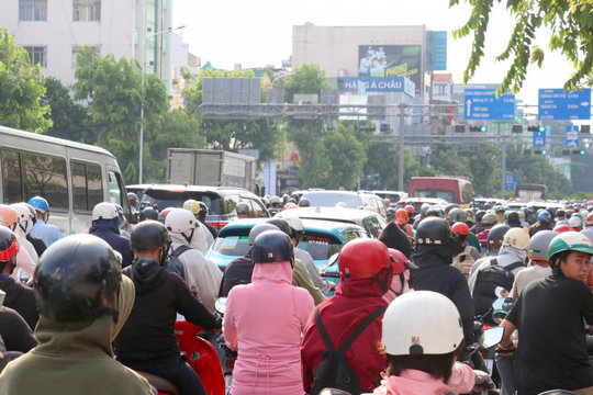 Đường Cộng Hòa thông thoáng trong ngày chính thức áp dụng phân làn linh hoạt