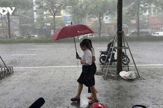 Thời tiết ngày 17/5: Hà Nội và Bắc Bộ mưa dông diện rộng, cục bộ có nơi mưa to