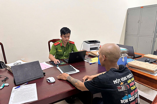 Triệu tập người đàn ông livestream chửi bới, dọa đánh mẹ ở Hà Tĩnh