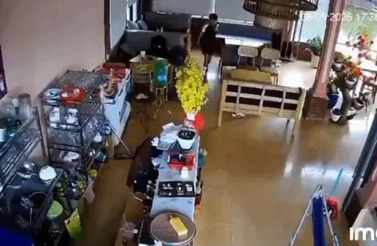 Khởi tố 12 học sinh lao vào quán cà phê tấn công 1 người tử vong