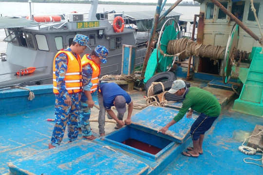 Bộ đội Biên phòng tỉnh Vĩnh Long xử lý 2 tàu cá khai thác hải sản gần bờ