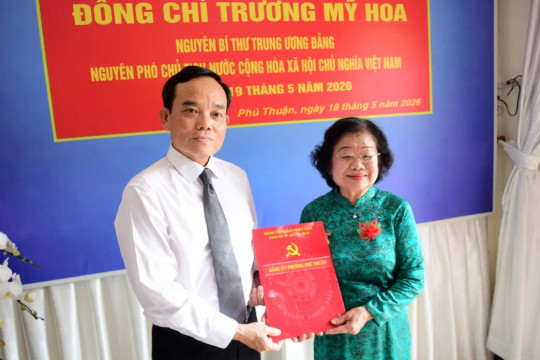 Nguyên Phó Chủ tịch nước Trương Mỹ Hoa nhận Huy hiệu 65 năm tuổi Đảng