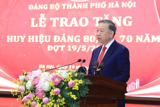 Tổng Bí thư, Chủ tịch nước Tô Lâm trao tặng Huy hiệu Đảng cho đảng viên lão thành tại Hà Nội
