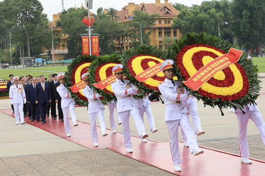 Kỷ niệm 136 năm Ngày sinh Chủ tịch Hồ Chí Minh: Lãnh đạo Đảng, Nhà nước vào Lăng viếng Bác