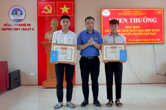 Tặng Huy hiệu 'Tuổi trẻ dũng cảm' cho hai nam sinh lao xuống sông cứu người