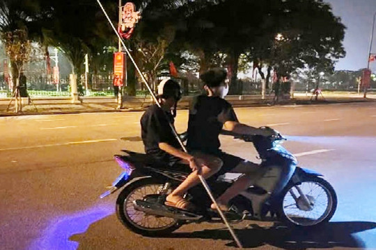Bắt giữ nhóm thanh thiếu niên mang hung khí gây rối trật tự công cộng ở Hà Nội