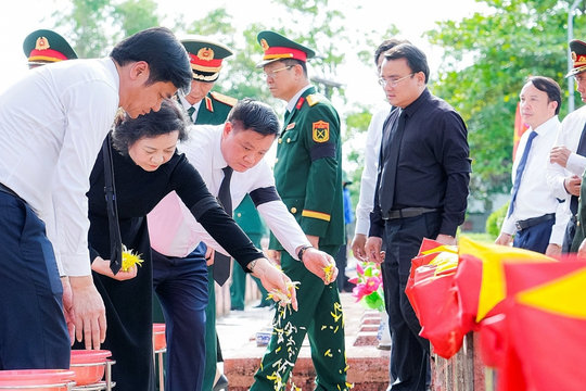 Xúc động Lễ truy điệu và an táng 80 hài cốt liệt sĩ Việt Nam hy sinh tại Lào
