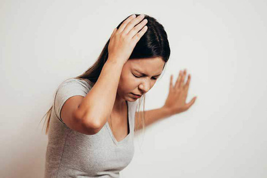 Đau đầu kéo dài có phải u não? Dấu hiệu cảnh báo cần đi khám ngay