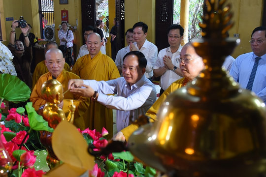 Trưởng Ban Tuyên giáo và Dân vận Trung ương thực hiện nghi lễ tắm Phật tại Hà Nội