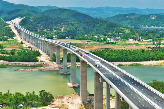 Ngắm cao tốc Bắc - Nam tuyệt đẹp uốn lượn giữa núi sông Tây Nguyên