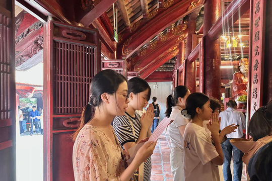 Sĩ tử đến Văn Miếu cầu may, xin chữ 'Đỗ đạt' trước kỳ thi quan trọng