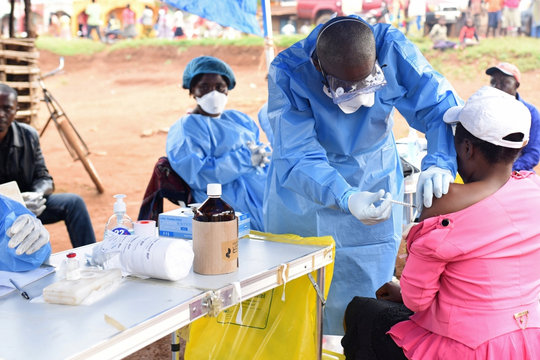 Dịch Ebola đe dọa 10 nước châu Phi