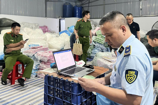 Triệt phá điểm sản xuất băng vệ sinh giả thương hiệu nổi tiếng