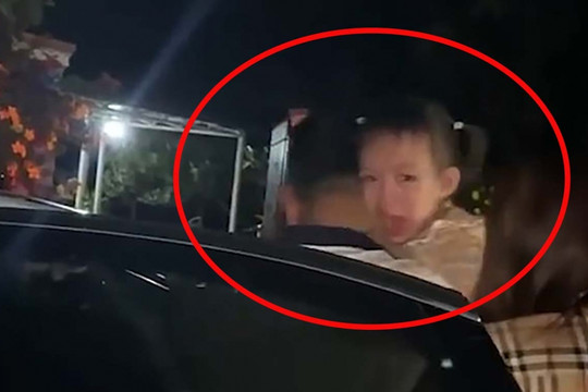 Người dân phá kính cứu bé gái mắc kẹt trong xe ô tô bị khóa
