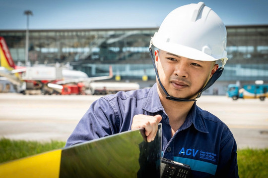 Nhân viên hàng không điều tiết máy bay giữa nắng nóng 71 độ tại Nội Bài