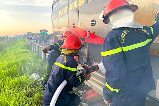 Cháy xe khách chở hơn 30 người trên cao tốc Bắc - Nam đoạn qua Hà Tĩnh