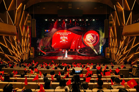 NSƯT Đăng Dương, Phạm Thu Hà hòa giọng đầy hào sảng trong mashup ca ngợi Tổ quốc