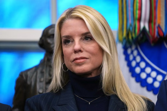 Tổng thống Trump bổ nhiệm cựu Bộ trưởng Tư pháp vào hội đồng AI Nhà Trắng