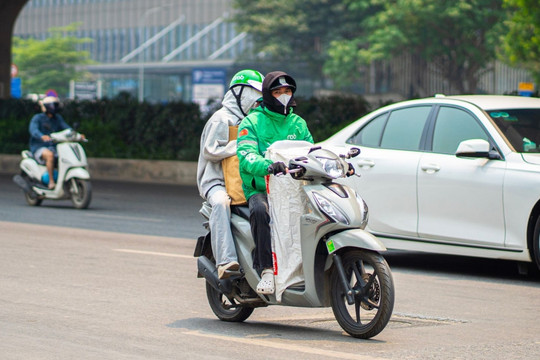 Shipper ngất xỉu, va chạm với ô tô vì giao hàng giữa trưa nắng 40 độ