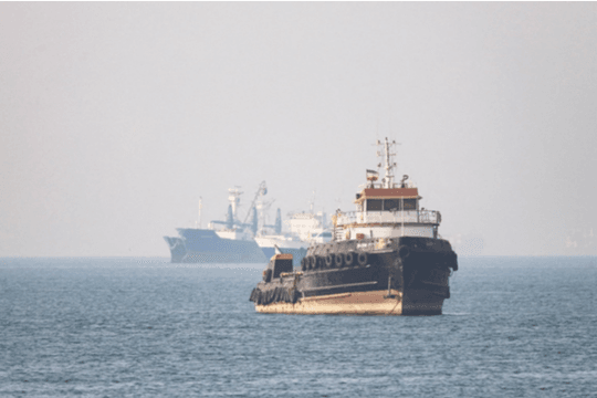 Iran nã đạn cảnh cáo 4 con tàu đi qua eo biển Hormuz