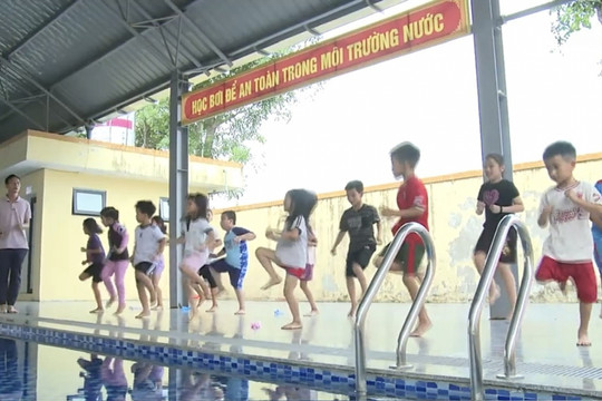 Lớp học bơi đặc biệt ngày hè - nơi tiếng cười thay thế nỗi lo đuối nước