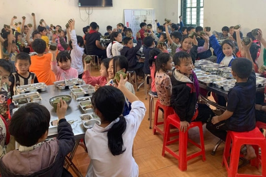 Chính phủ hỗ trợ tiền ăn và gạo cho học sinh nội trú