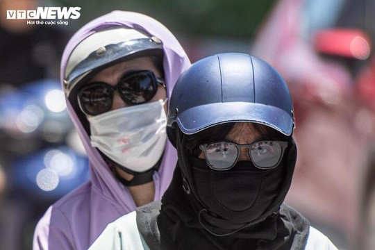Chuyên gia: Chọn áo chống nắng đối phó nóng 40°C, phải xem chỉ số UPF, màu sắc
