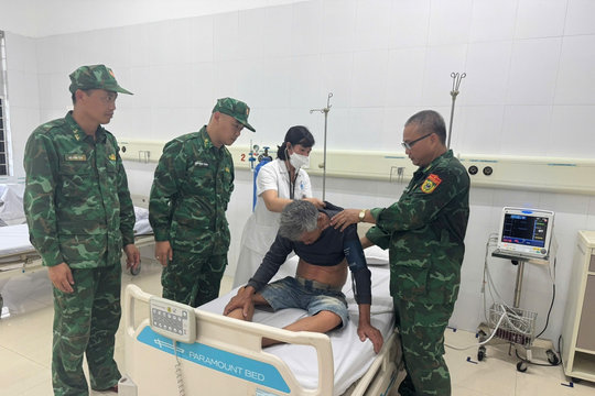 Hỗ trợ cấp cứu, điều trị cho ngư dân gặp nạn trên biển Bạch Long Vỹ
